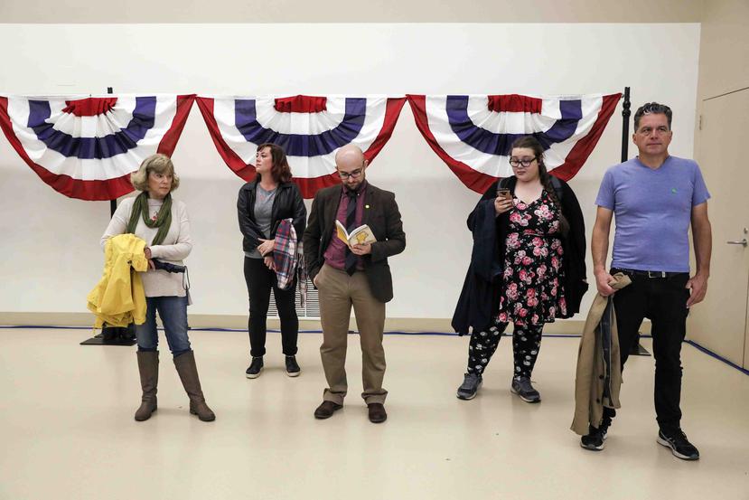 Unas personas esperan que inicie un evento de campaña de la precandidata demócrata, la senadora Elizabeth Warren, en Durham, Nueva Hampshire. (AP/ Cheryl Senter)