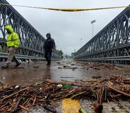 Escombros sobre el puente de la Vega en Villalba tras el paso del huracán Fiona.