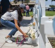 Meghan Markle, la duquesa de Sussex, deja un ramo de flores el jueves 26 de mayo de 2022 en una ofrenda para las víctimas que murieron en un tiroteo escolar en Uvalde, Texas.