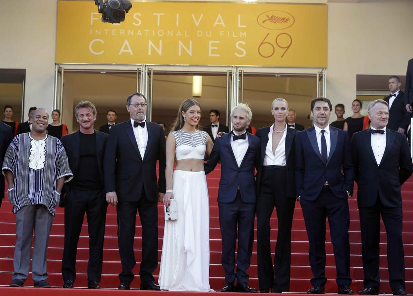 Sean Penn (segundo de izquierda a derecha) y Charlize Theron (tercera de derecha a izquierda) son parte del eleco de "The Last Face". (AP)