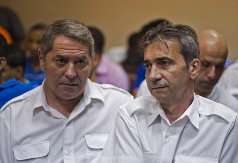 En esta foto de febrero de 2014, en Higuey, Jean Pascaul Fauret, a la izquierda, y Armand Víctor Bruno Odos, durante una audiencia en la corte. (AFP)