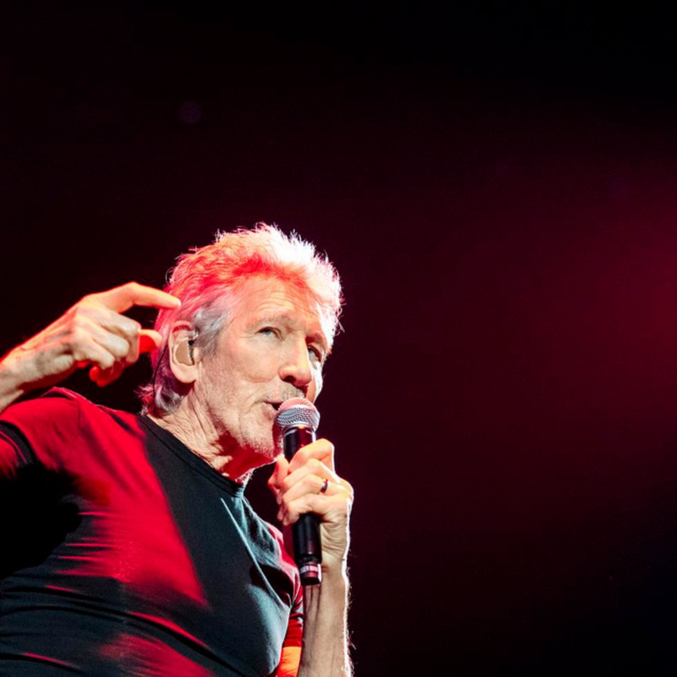 Roger Waters canta en la Arena Barclays de Hamburgo, Alemania, el domingo 7 de mayo de 2023, para dar inicio a su gira por Alemania "This Is Not A Drill". (Daniel Bockwoldt/dpa vía AP)
