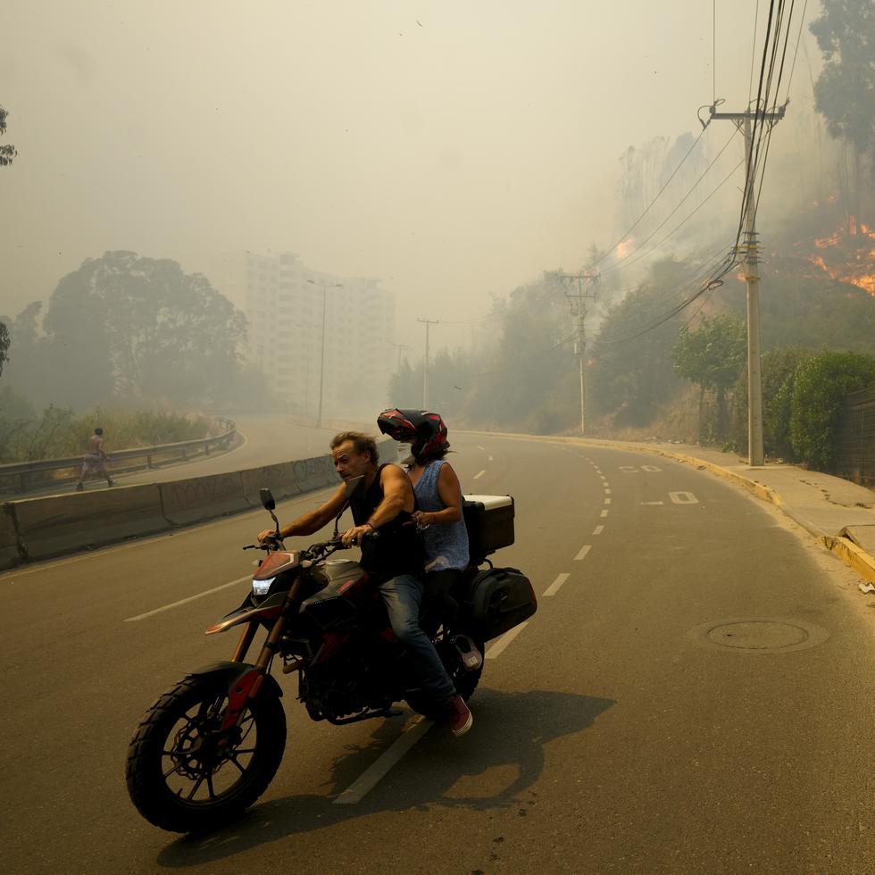 Los científicos dicen que el cambio climático crea condiciones que hacen más probables la sequía y los incendios forestales que afectan ahora a Sudamérica.