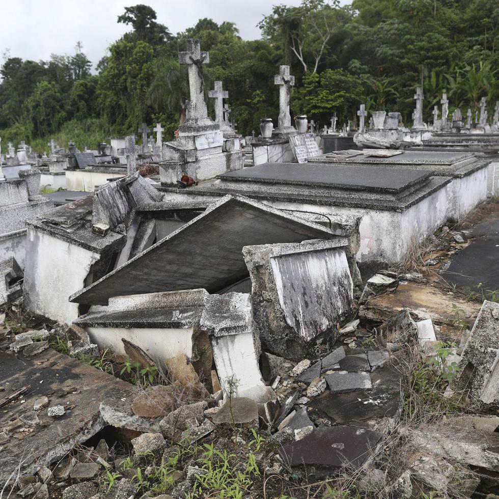 Aunque los terrenos del cementerio municipal de Lares ya estaban cediendo en 2013, los estragos del huracán María provocaron la clausura de parte del camposanto.