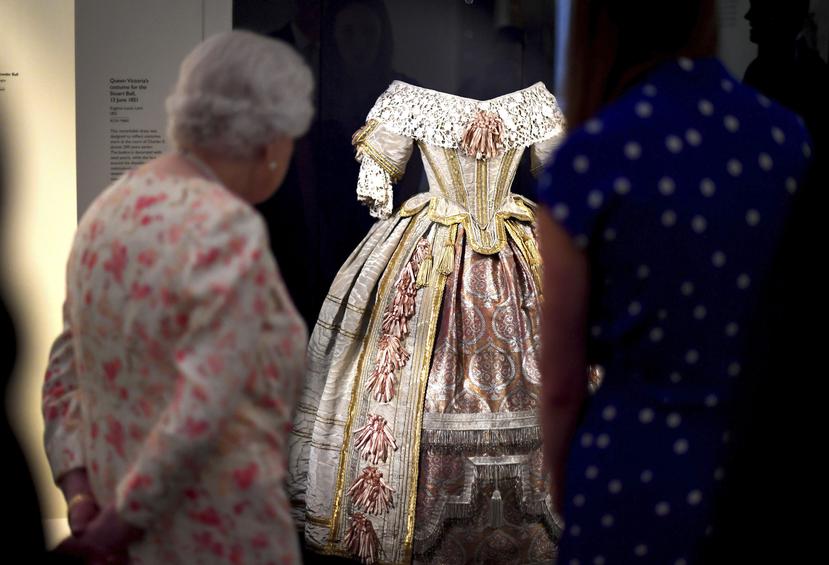 La reina Elizabeth II, bisnieta de la reina Victoria, fue a ver la exposición en adelanto. (Fotos: AP)