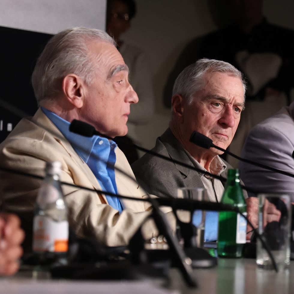 De izquierda a derecha: Martin Scorsese, Robert De Niro y Standing Bear, jefe de la tribu Osage, se dirigen a la prensa durante un acto en Cannes, Francia.
