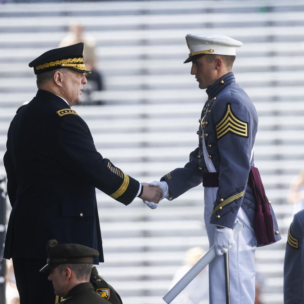 El general Mark Milley (izq.), jefe del Estado Mayor Conjunto de las Fuerzas Armadas, felicita a un cadete que se graduó de la academia militar West Point.
