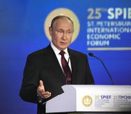 El presidente ruso Vladimir Putin habla en el Foro Económico Internacional de San Petersburgo, Rusia.