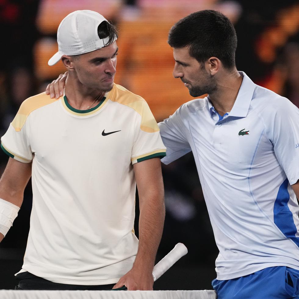 Novak Djokovic (derecha) y Dino Prizmic tras el partido de primera ronda en Australia.