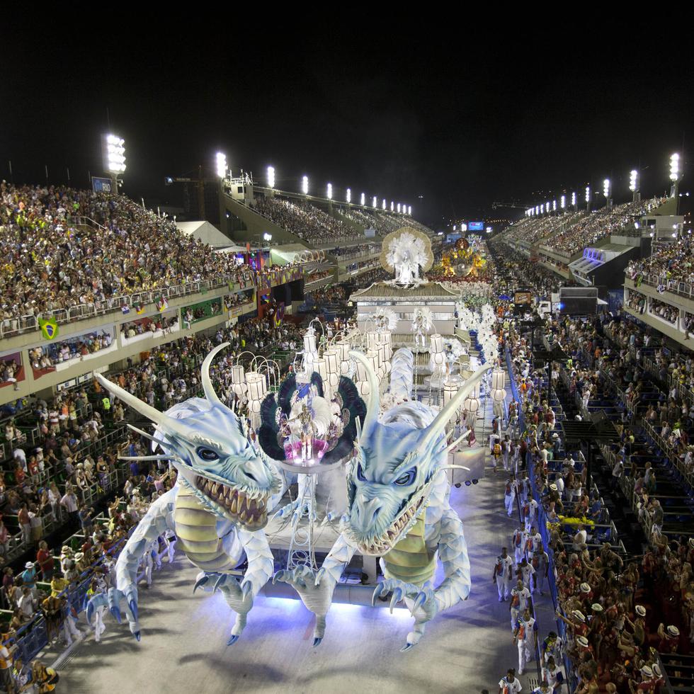 Desfile de carrozas durante el Carnaval de Río de Janeiro en febrero de 2013.