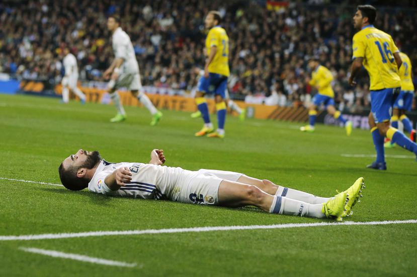 El jugador de Real Madrid, Dani Carvajal, aparece en el suelo tras fallar una oportunidad de gol ante Las Palmas. (AP)