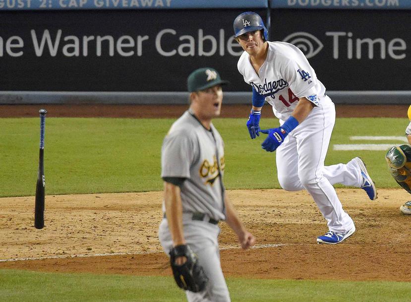 Kike Hernández conectó un doble de dos carreras que adelantó a los Dodgers en un séptimo inning con cinco carreras para el equipo. (AP)