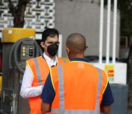 De frente, el secretario del DACO, Edan Rivera Rodríguez, durante la inspección que realizó a los distribuidores de gasolina en la isla.