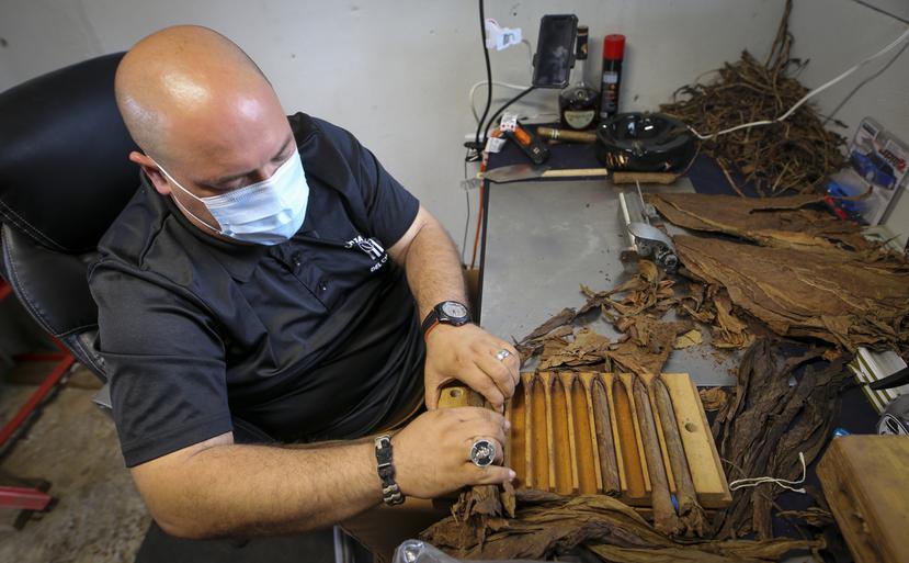José Gabriel Cruz Ayala, dueño de La Hoja del Chan, elabora cigarros a mano en su taller en Caguas.