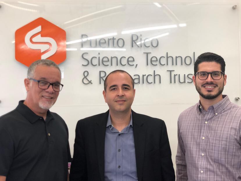 Desde la izquierda, Eddie Varela, oficial de Compras del Fideicomiso; Edwin Rodríguez, director de desarrollo de negocio de PSI Software y  Jorge Molina, asesor legal del Fideicomiso. (Suministrada)