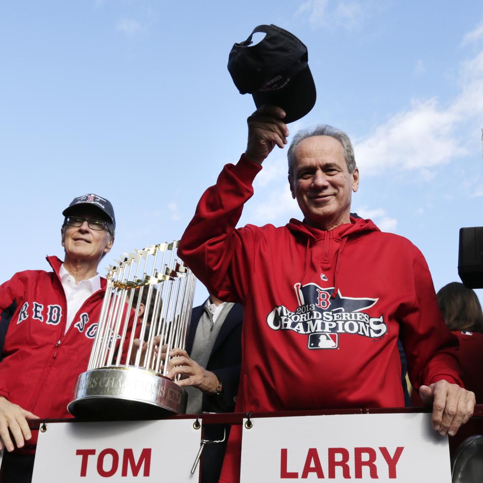 Larry Lucchino, a la derecha, durante la parada de la celebración de los Red Sox en el 2013.