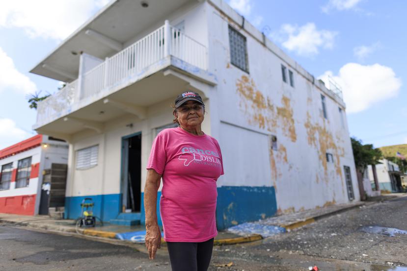 Nilda Medina frente a un edificio que está ayudando a remodelar para que se convierta en una hospedería manejada por viequenses y no extranjeros.
