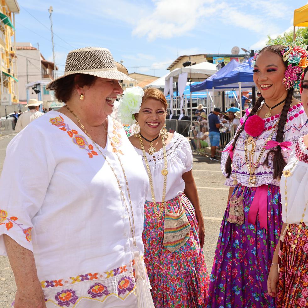 La puertorriqueña Mari Carmen Aponte, izquierda, líder de la embajada de Estados Unidos en Panamá comparte con varias jóvenes panameñas en una actividad pública.