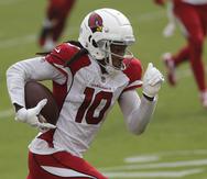 El 'wide receiver' de los Cardinals, DeAndre Hopkins, avanza en una de sus carreras de ayer contra los 49ers de San Francisco.