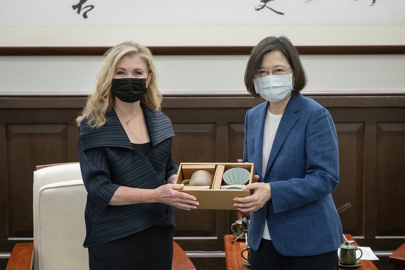 La senadora estadounidense Marsha Blackburn intercambia obsequios con la presidenta de Taiwán, Tsai Ing-wen, durante una reunión en Taipei, Taiwán.