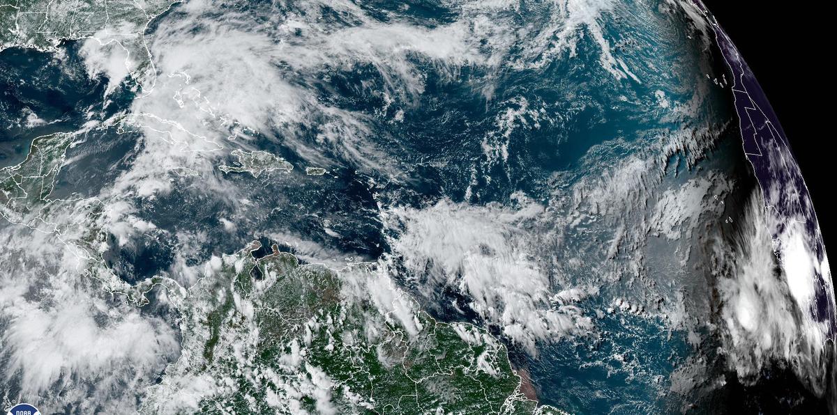 Imagen visible (GeoColor) del satélite GOES-East que muestra las áreas de nubosidad en el océano Atlántico tropical, en la tarde del 31 de mayo de 2023.
