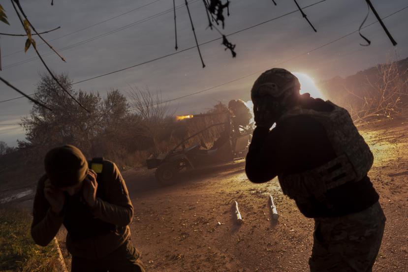 Soldados ucranianos disparan hacia posiciones rusas el miércoles 23 de noviembre de 2022, en el frente cerca de Jersón, en el sur de Ucrania.