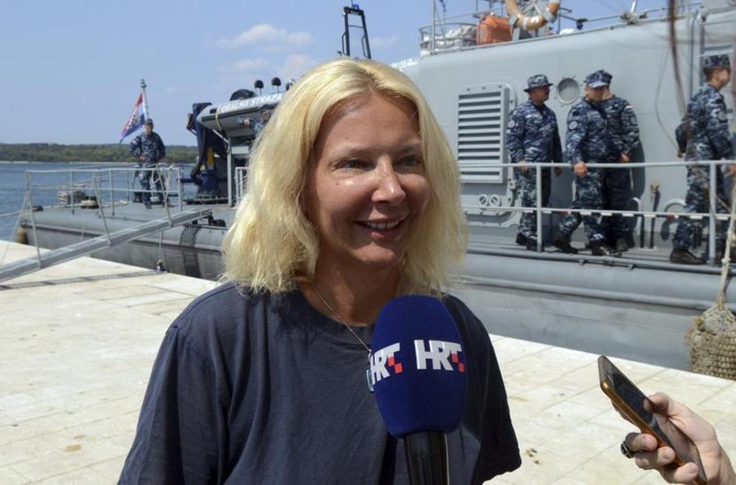 Kay Longstaff, la turista británica que cayó desde la cubierta de un crucero que navegaba por el Mar Adriático, atiende a los periodistas tras ser rescatada. (Captura / Video)
