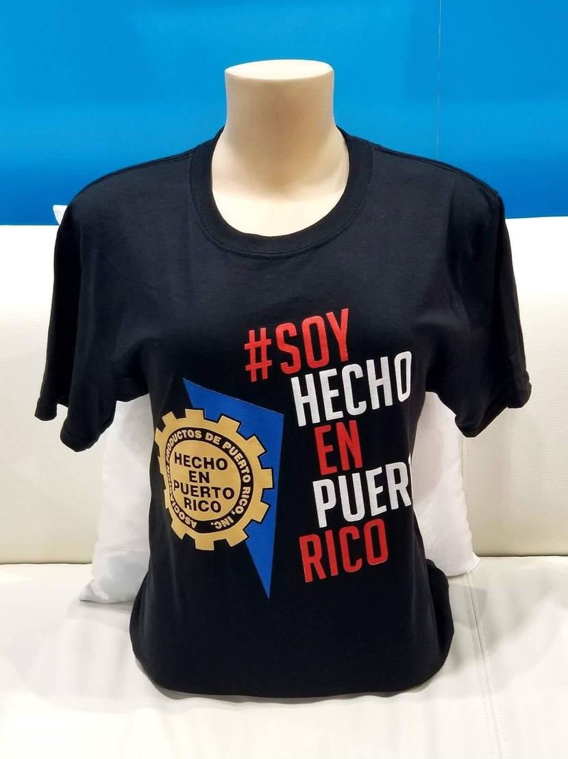 La t-shirt con el “hashtag” #SoyHechoEnPuertoRico está a la venta en Hecho En Puerto Rico: La Tienda, en el tercer nivel de Plaza Las Américas o en su tienda online. (Suministrada)