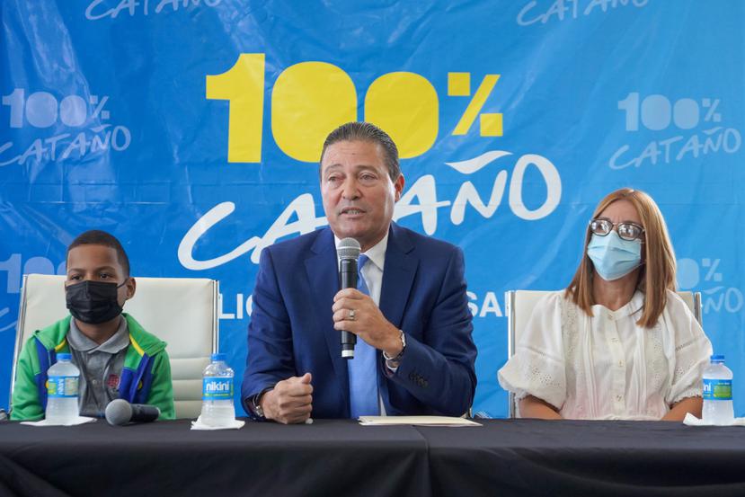 Alcalde de Cataño, Julio Alicea Vasallo, anunciando nuevo equipo médico en el CDT de su municipio.