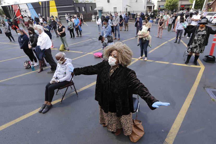 La manifestante Debbie Cavitt durante una protesta en Seattle. (AP Photo/Elaine Thompson)