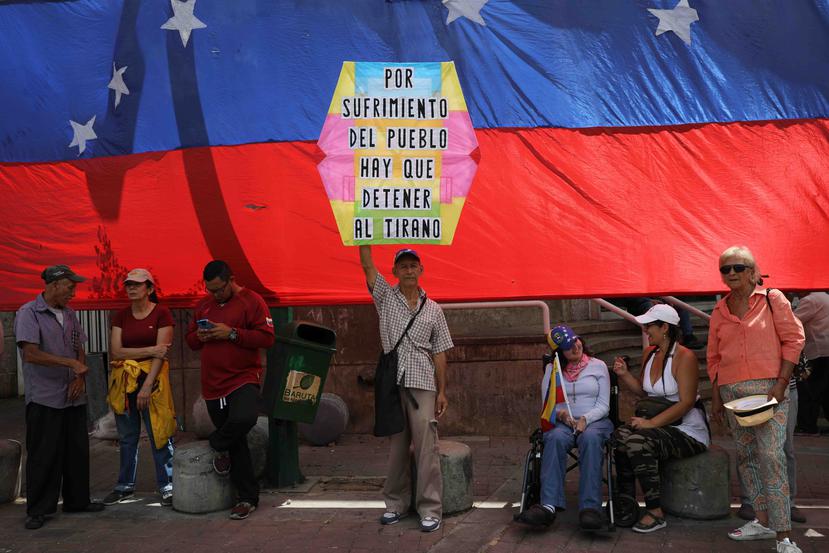 Opositores al gobierno de Nicolás Maduro aguardan el arribo del dirigente opositor Juan Guaidó a un acto en Caracas, Venezuela. (AP/Rodrigo Abd)