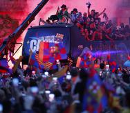 Miles de fanáticos se apostaron en las calles de Barcelona para celebrar con los equipos femenino y masculino del Barça.