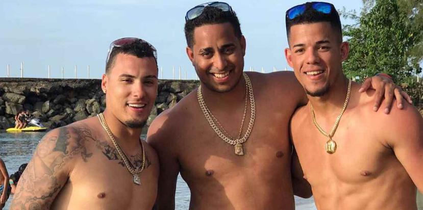 Javier Báez junto al veneszolano Héctor Rondón (centro) y José Orlando Berríos durante sus mini vacaciones. (Captura/ Instagram)