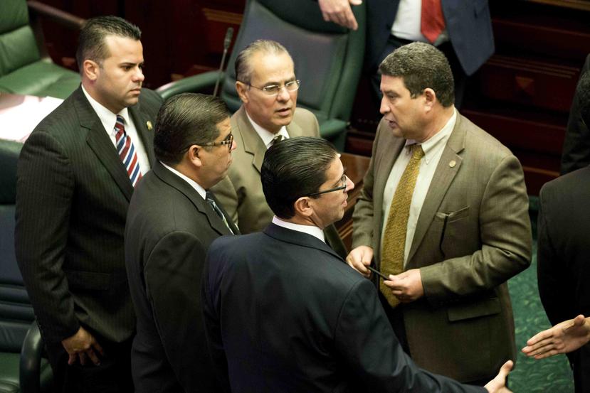 Casi todos los miembros de la Cámara de Representantes se identificaron como cristianos y la mayoría de los legisladores son hombres.