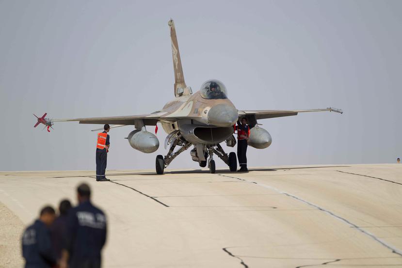 Técnicos inspeccionan un avión de combate F-16 israelí en la base aérea de Ovda, cerca de Eilat, en el sur de Israel.  (AP)