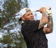Yadier Molina realiza un "swing" durante el torneo de golf benéfico que se realizó hoy en Dorado.