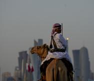 Un guardia monta su camello en las afueras del Amiri Diwan, las oficinas del emir de Qatar en Doha.