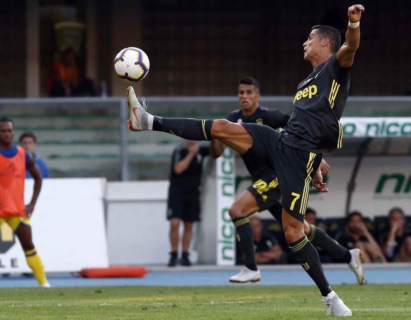 Cristiano Ronaldo busca controlar el balón durante el partido. (AP)