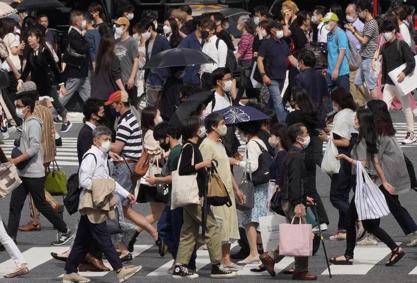 Decenas de personas transitan por una calle de Tokio, Japón.