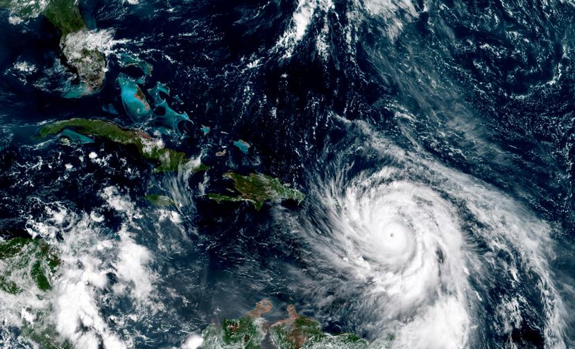 El huracán María tocó suelo boricua el 20 de septiembre de 2017, a las 6:15 a.m., según el informe final del Centro Nacional de Huracanes. Esta imagen de satélite muestra al sistema pocas horas antes del impacto. (NOAA)