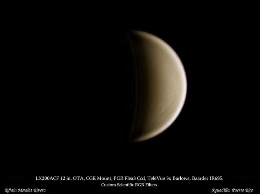 El planeta Venus luce en fase a través de telescopio, según muestra esta foto captada desde Aguadilla. (Efraín Morales / Sociedad de Astronomía del Caribe)