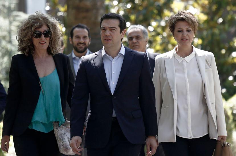 El Gobierno de Alexis Tsipras (al centro) quiere intentar cerrar un acuerdo antes del 20 de agosto, fecha en la que vencen nuevos pagos al Banco Central Europeo para los que no hay fondos disponibles. (Bloomberg)