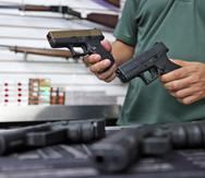 Los cambios prohibirán portar el artefacto abiertamente y que una persona pueda adquirir más de tres pistolas en un plazo de 30 días, con algunas excepciones. (Archivo)