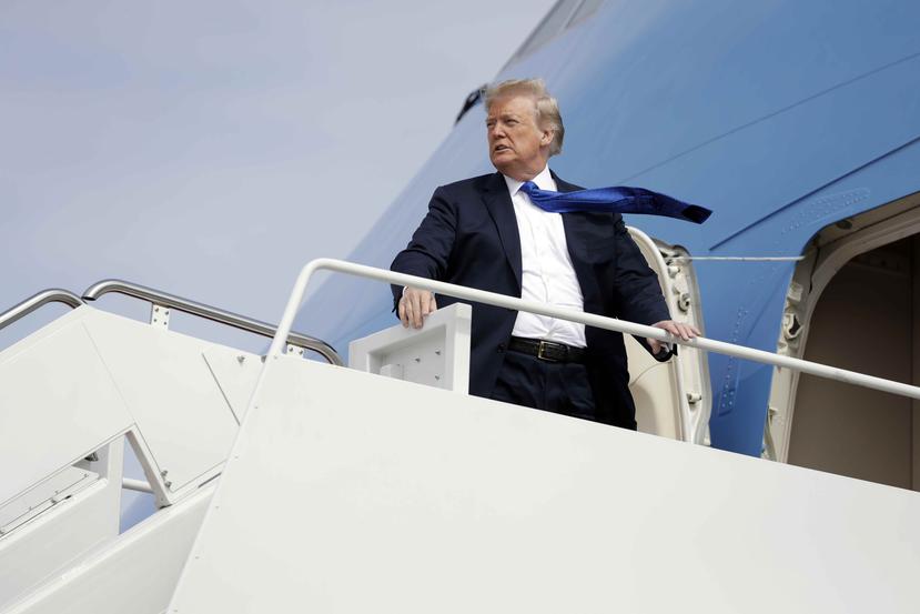 El presidente Donald Trump aborda el avión presidencial en la Base de la Fuerza Aérea Andrews, en Maryland. (AP)