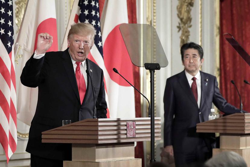 El presidente de Estados Unidos, Donald Trump, a la izquierda, habla mientras el primer ministro de Japón, Shinzo Abe, escucha durante una rueda de prensa en el Palacio de Akasaka en Tokio, el lunes 27 e mayo de 2019. (AP)