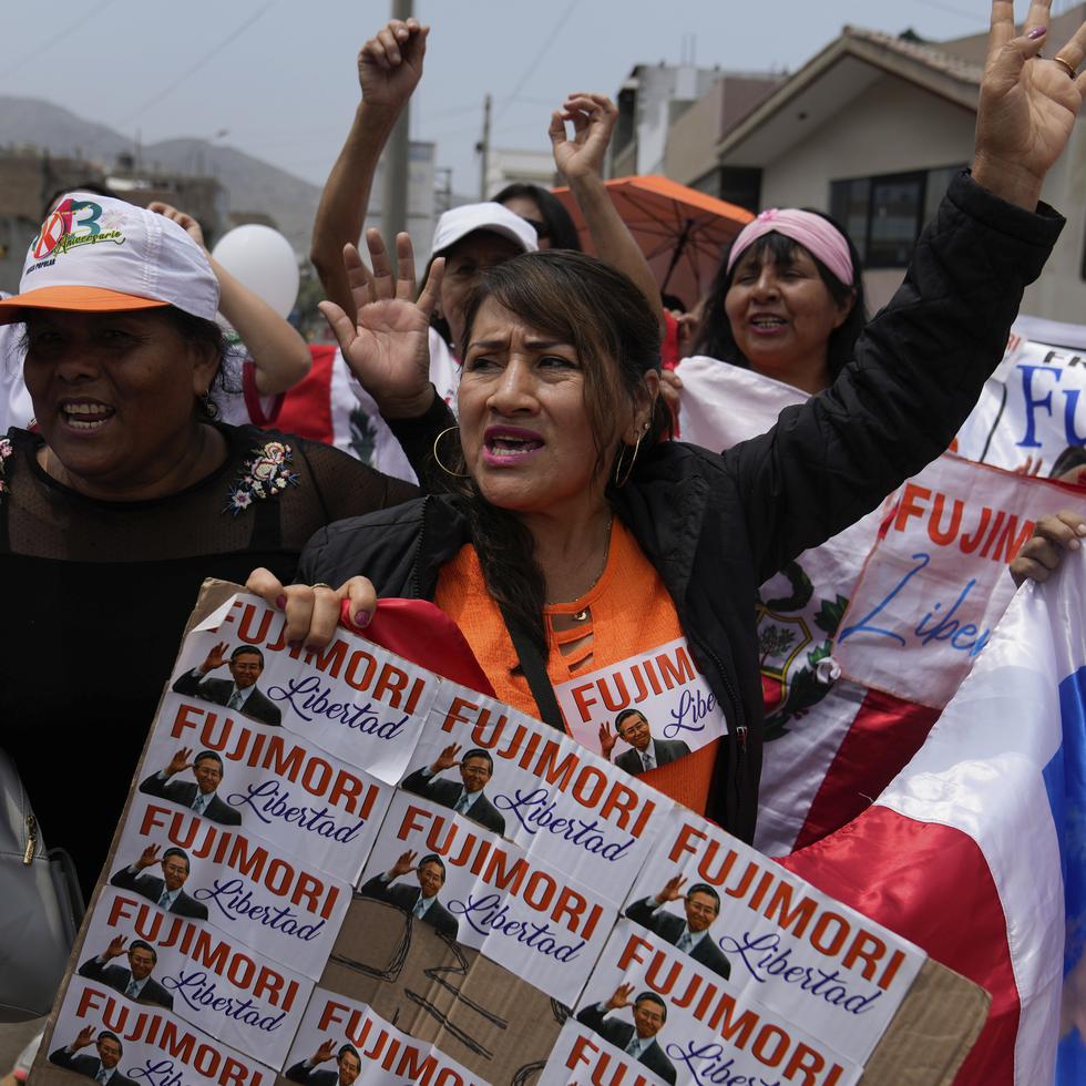 Los partidarios del expresidente de Perú, Alberto Fujimori, esperan su liberación de la prisión en Callao, luego que la autoridad carcelaria de Perú confirmara el miércoles que sería liberado.