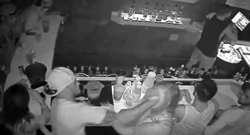El vídeo muestra cómo Johnson le propina un sólido recto de derecha mientras sujetaba a la mujer con su mano izquierda. (Captura / YouTube)