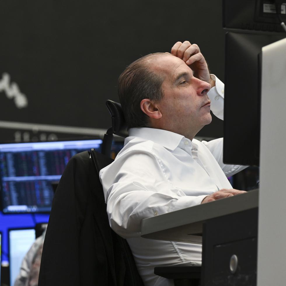 El agente Arthur Brunner, del ICF Bank AG, observa su monitor en la Bolsa de Fráncfort, en momentos en que los mercados globales caían tras el ataque militar de Rusia en territorio ucraniano.