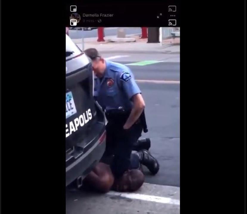 En el video se ve al hombre boca abajo en el pavimento y un agente sobre él apretándole el cuello con una rodilla durante varios minutos. (Captura de pantalla)