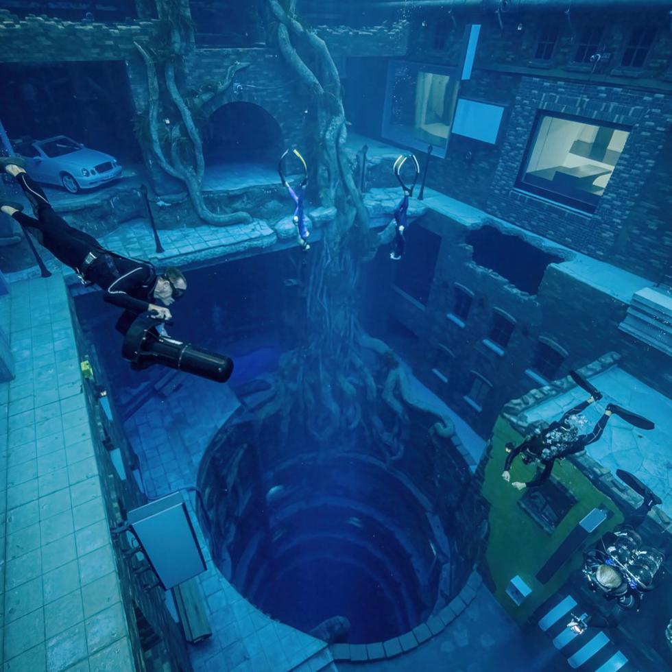 La impresionante piscina para bucear Deep Dive Dubai.